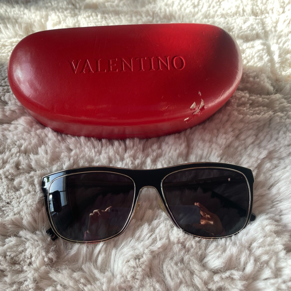 Valentino V105S 001 sunglasses